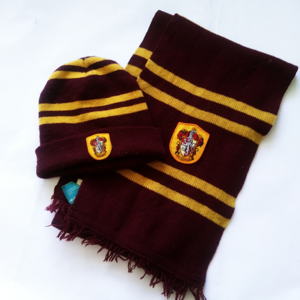 Harry Potter Gryffindor Hat and Scarf Set